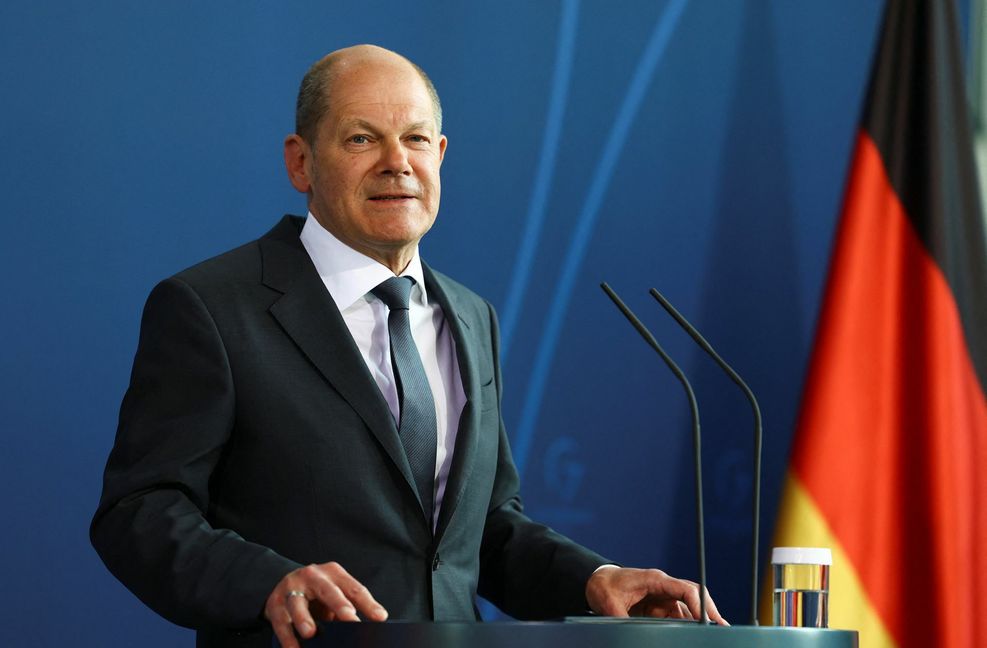Bundeskanzler Olaf Scholz drückt sich für klaren Worten.