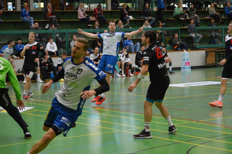 Während David Hofacker nach einem seiner vier Treffer abdreht, jubelt Felix Batsching im Hintergrund.