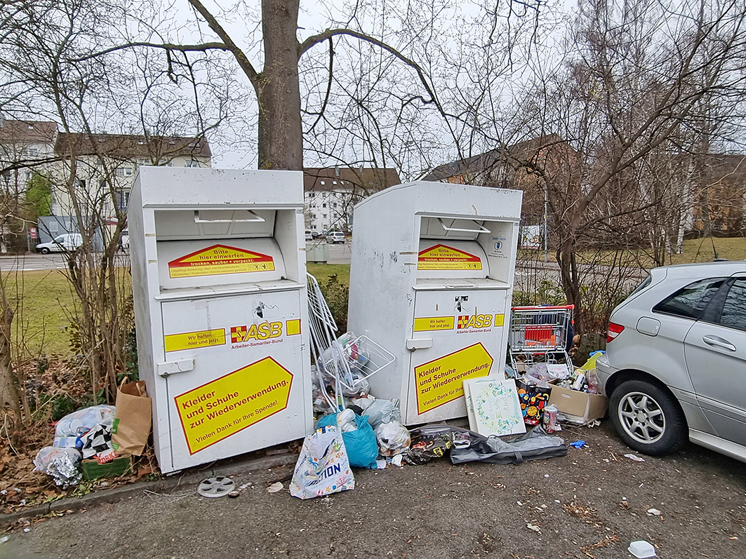 Nur ein Beispiel von vielen: Der Wilde Müll auf dem Parkplatz hinter der Jet-Tankstelle in der Stettiner Straße ist ein Daeurärgernis.      Bild: Hamann