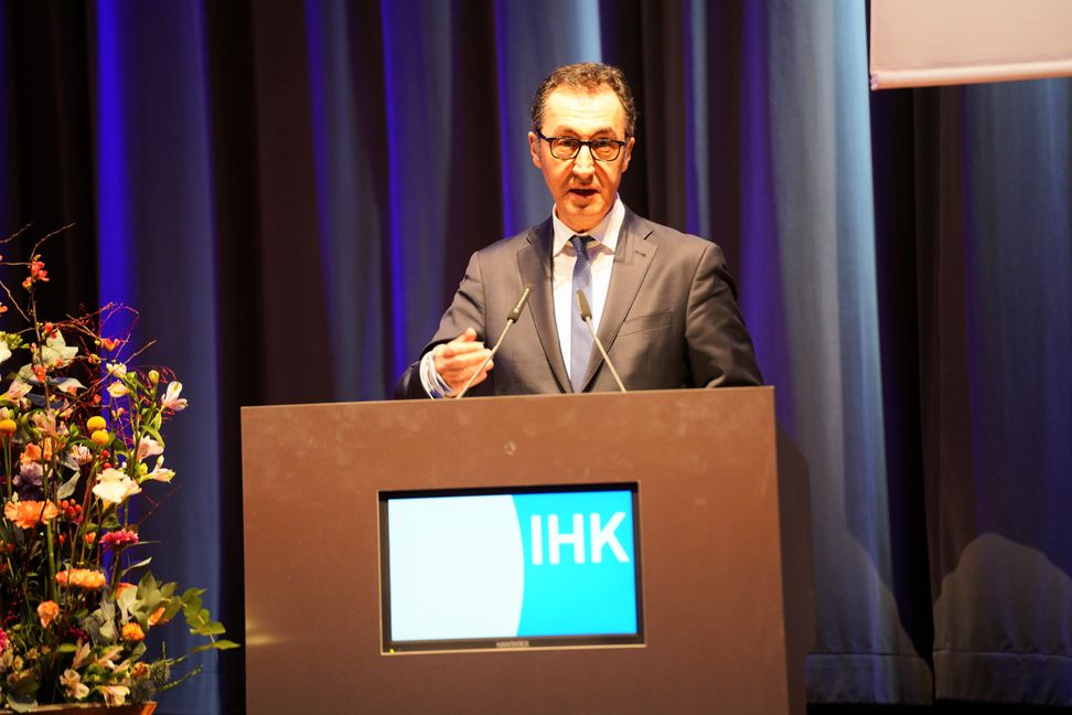 Landwirtschaftsminister Cem Özdemir in der Böblinger Kongresshalle. Bild: Dettenmeyer