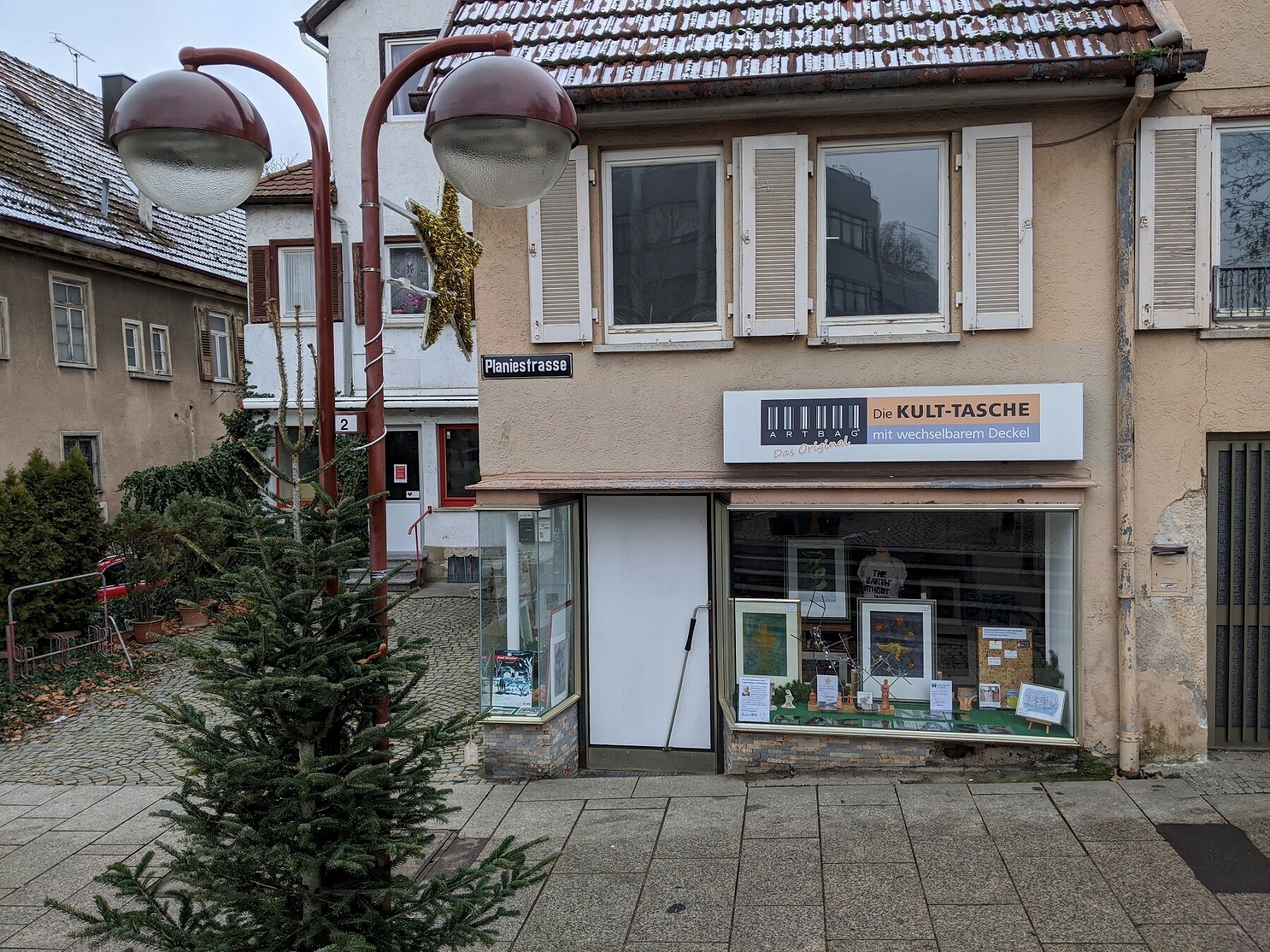Das Ladengeschäft mit dem Kunst-Nachlass von Josef Glöckler in der Planiestraße 1. Bild: z