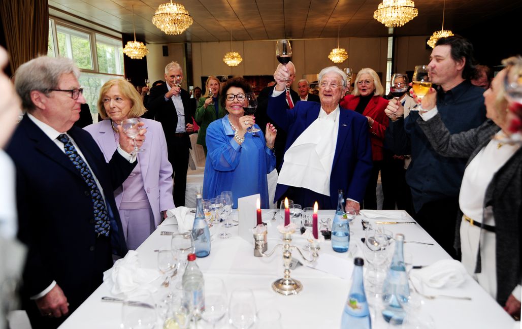 Ein Hoch auf den Jubilar: Hans Herrmann und seine Frau Magdalena mit den Gästen bei der Geburtstagsmatinee beim Württembergischen Automobilclub. Bild: photostampe