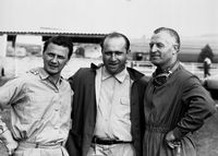 Großer Preis von Frankreich in Reims, 4. Juli 1954. Das Mercedes-Benz Rennfahrer-Team von links: Hans Herrmann, Juan Manuel Fangio und Karl Kling. Fangio und Kling erzielen für die Marke einen Doppelsieg. Herrmann fährt die schnellste Runde.