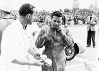 Hans Herrmann während den Startvorbereitungen zum Großen Preis von Berlin auf der Avus, 1954.
