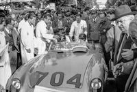 Mille Miglia (Brescia/Italien), 1. Mai 1955. Startvorbereitungen in Brescia, Hans Herrmann am Steuer und Beifahrer Hermann Eger (Startnummer 704) auf Mercedes-Benz Rennsportwagen Typ 300 SLR. Alfred Neubauer (rechts im Bild).