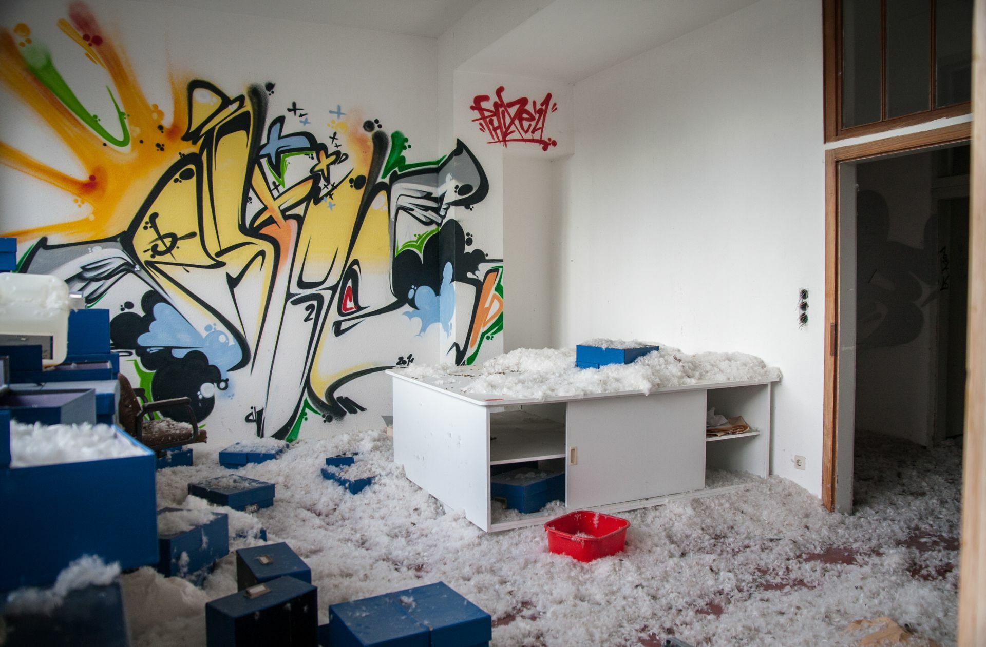 Eine alte Bettenfedernfabrik in Bad Cannstatt: Frau Holle und ein Sprayer sind scheinbar hier gewesen.
 Foto: Benjamin Seyfang