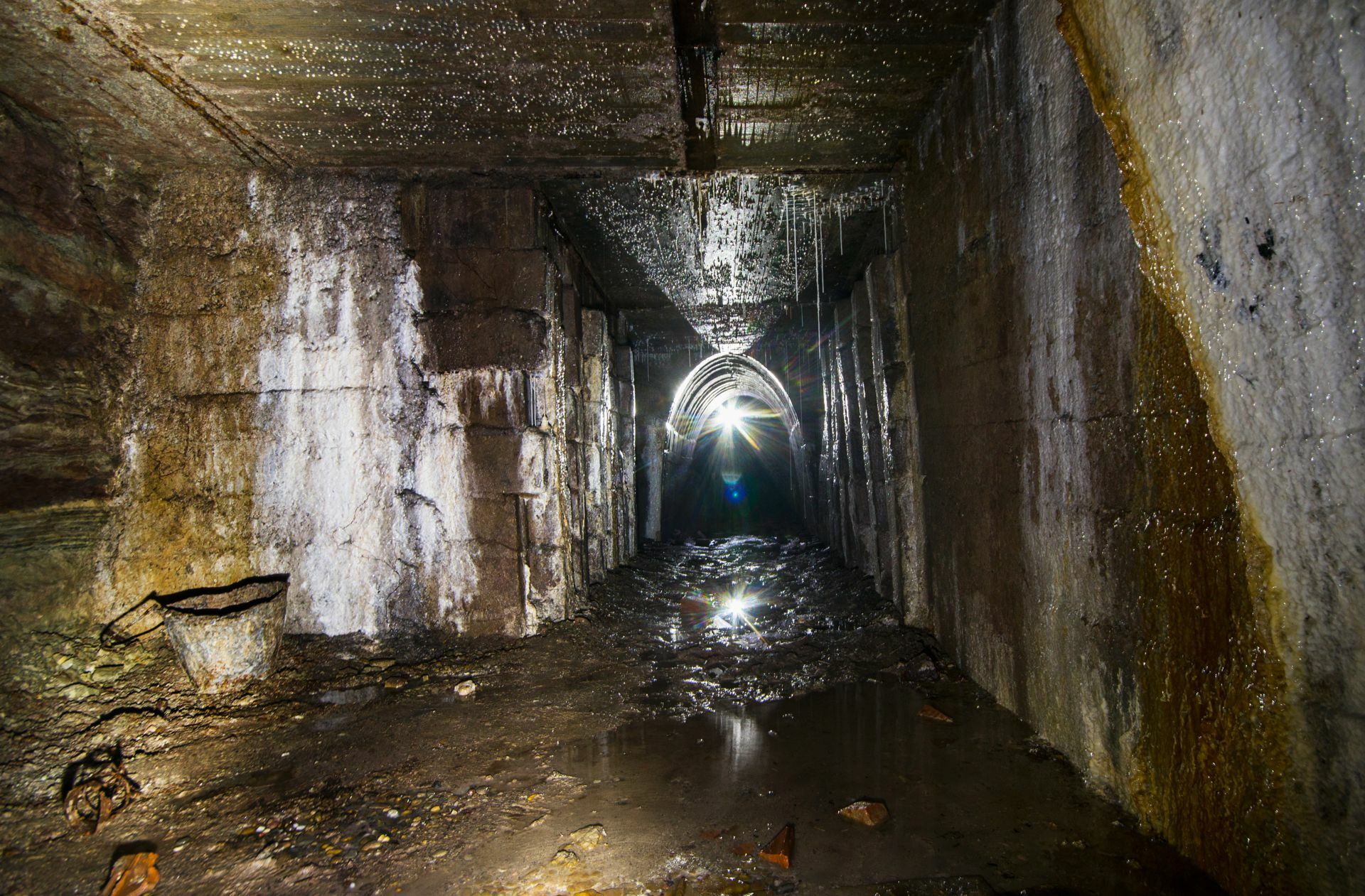 Will man hier rein? „Urban Explorer“ wie Benjamin Seyfang müssen manchmal hart im Nehmen sein. „Lost Places“ sind oft nicht sehr einladend.
 Foto: Benjamin Seyfang