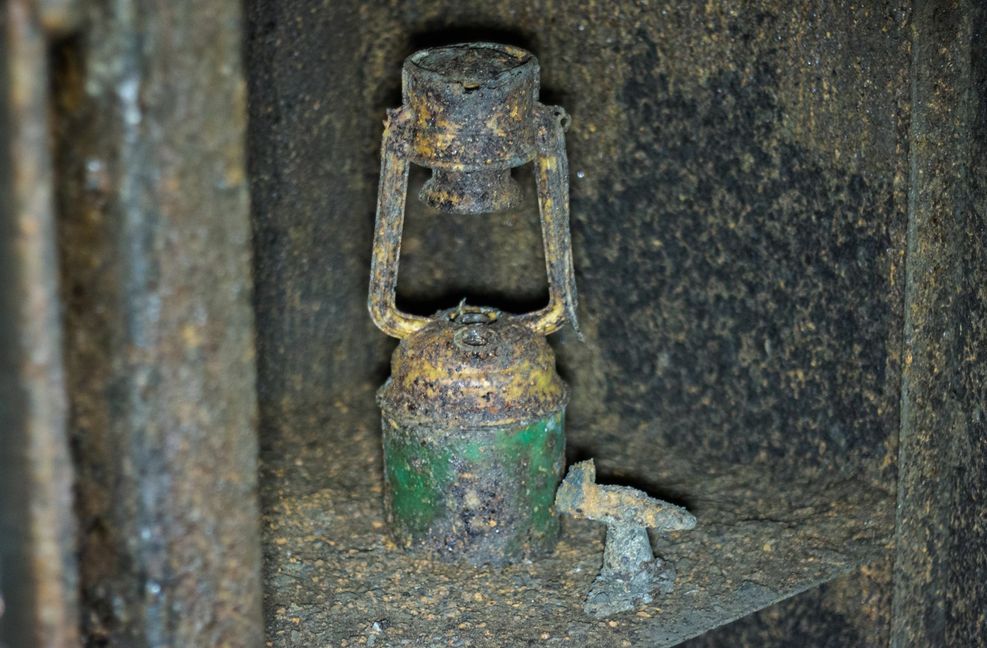 Die Zeit zeitigt Ablagerungen. Davon erzählt diese Lampe.
 Foto: Benjamin Seyfang