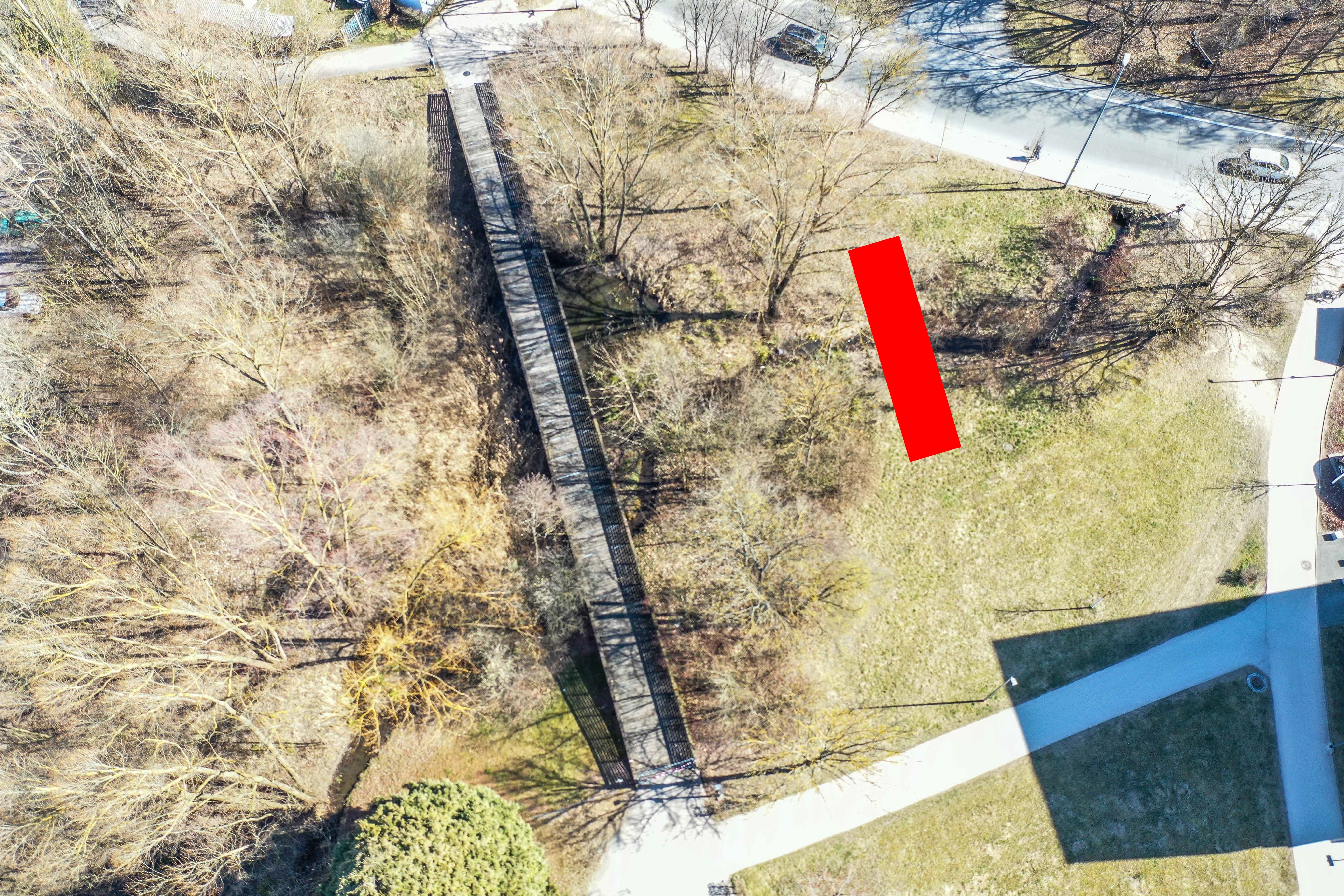 Die alte Holzbrücke im Stadtpark wird abgerissen, in der kommenden Gemeinderatssitzung soll der Bau einer kleineren Brücke (rot eingezeichnet) beschlossen werden. Bild: Dettenmeyer