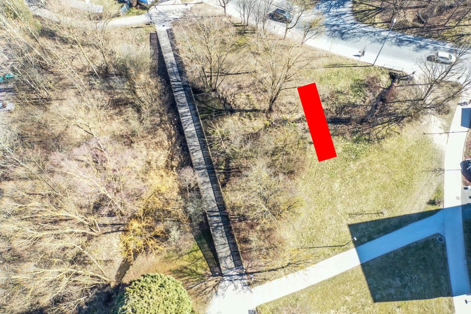 Die alte Holzbrücke im Stadtpark wird abgerissen, in der kommenden Gemeinderatssitzung soll der Bau einer kleineren Brücke (rot eingezeichnet) beschlossen werden. Bild: Dettenmeyer