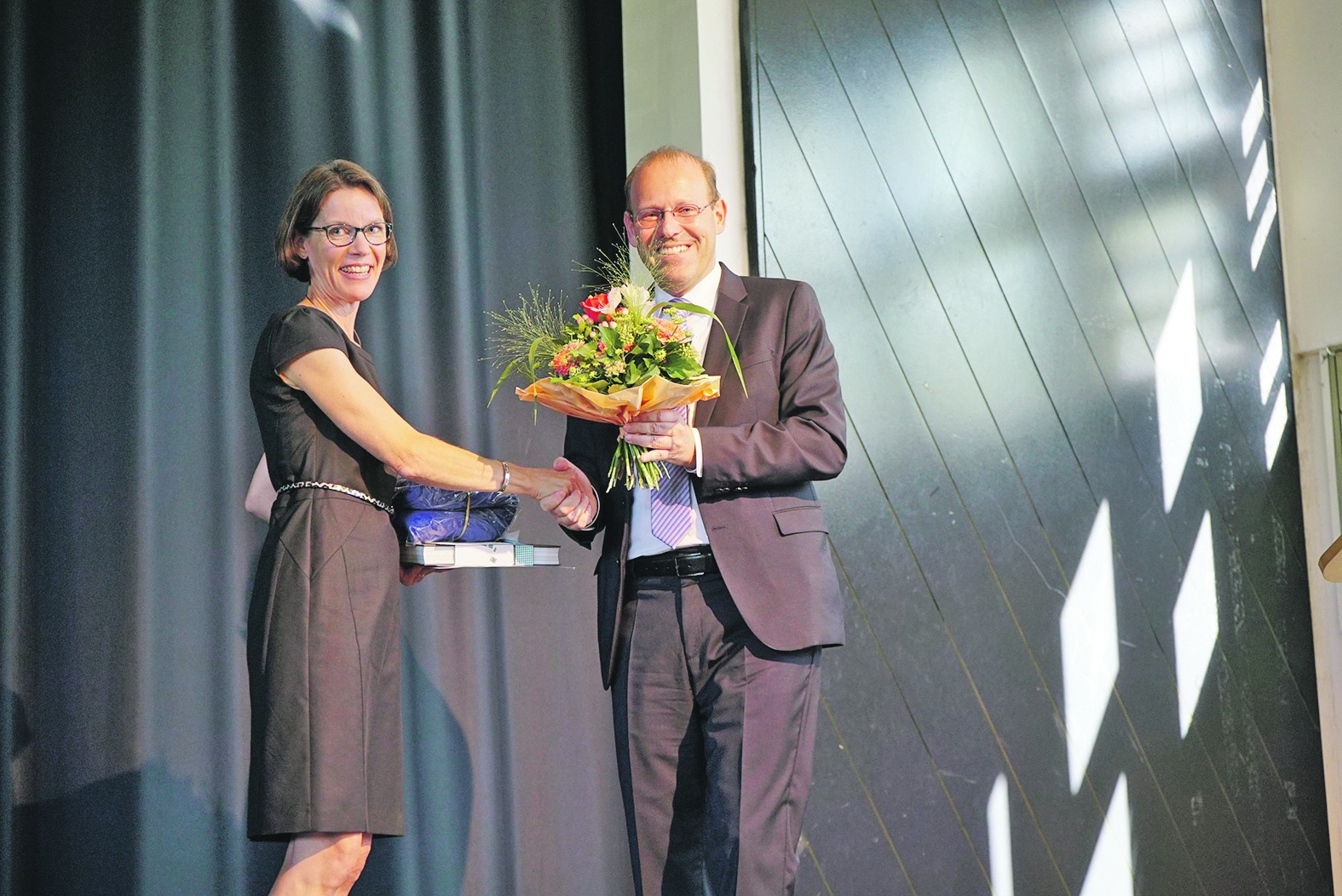 Das Goldberg-Gymnasium Sindelfingen (GGS) hat mit Dr. Veronika Knüppel wieder eine Rektorin. OB Dr. Bernd Vöhringer heißt sie herzlich willkommen. Bild: Heiden