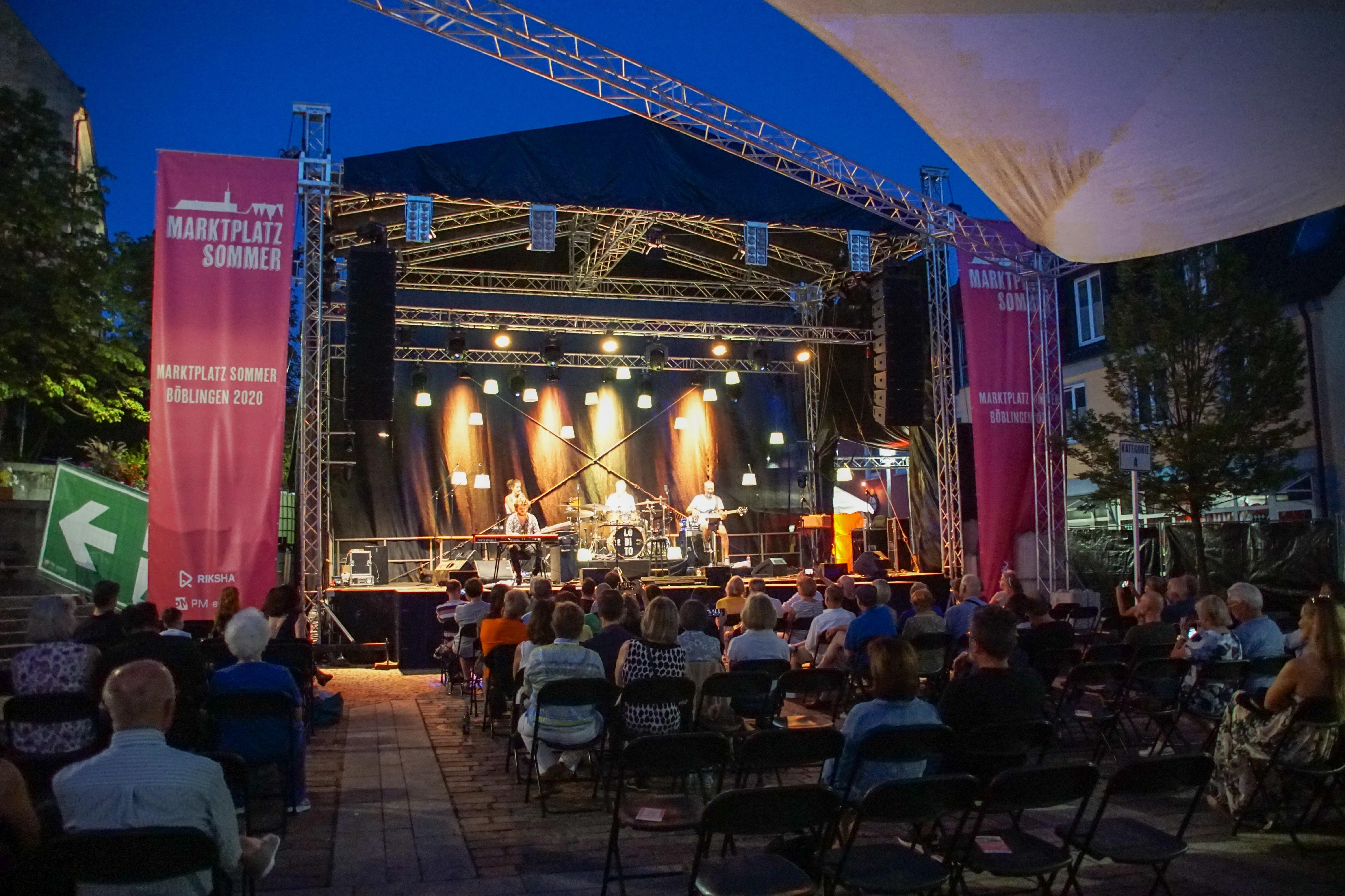 Beim Böblinger Marktplatz-Sommer spendete das Publikum rund 1000 Euro für die Künstlersoforthilfe Stuttgart. Bild: Dettenmeyer/A
