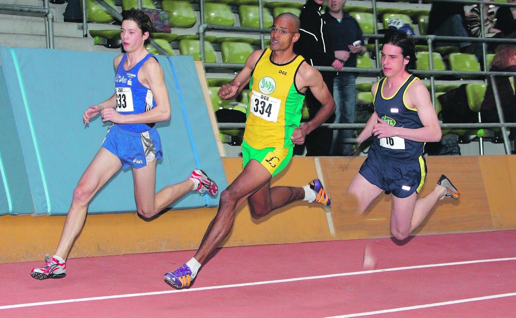 Nico Motchebon (im gelben LAZ-Salamander-Trikot) bei den baden-württembergischen Leichtathletik-Hallenmeisterschaften 2005 im Sindelfinger Glaspalast.  Bild: Baumann