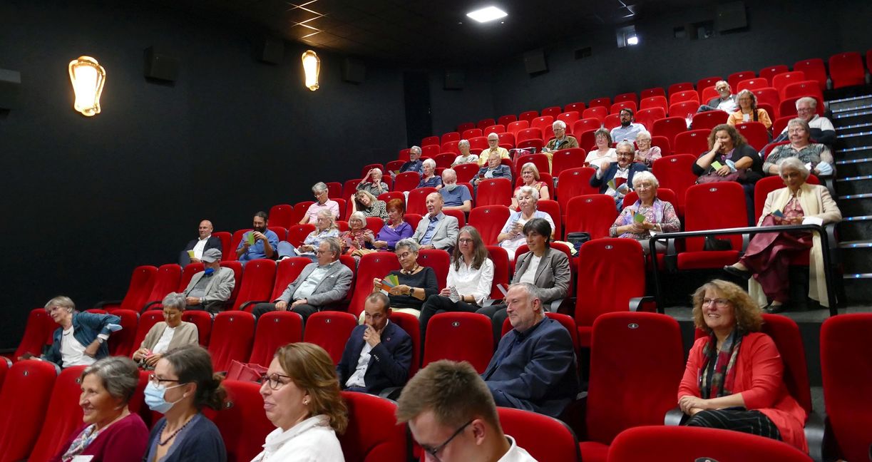 Die  Kreativen in der Seniorenarbeit. Hinter OB Dr. Belz Monika Buchheit, daneben Senta Hartmayer-Berner; neben OB Dr. Belz Klaus Feistauer vom Amt für Soziales und Manuela Epting, Leiterin des Treffs am See. Bild: Lück