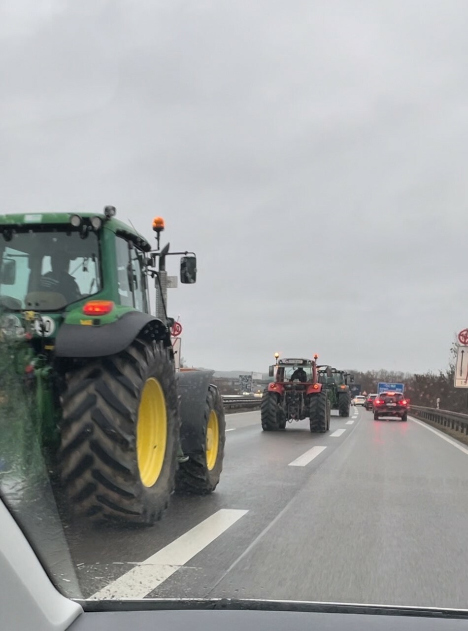 Wegen der Bauernproteste wird es am Montag zu erheblichen Verkehrsbeeinträchtigungen kommen. Bild: Brunenberg