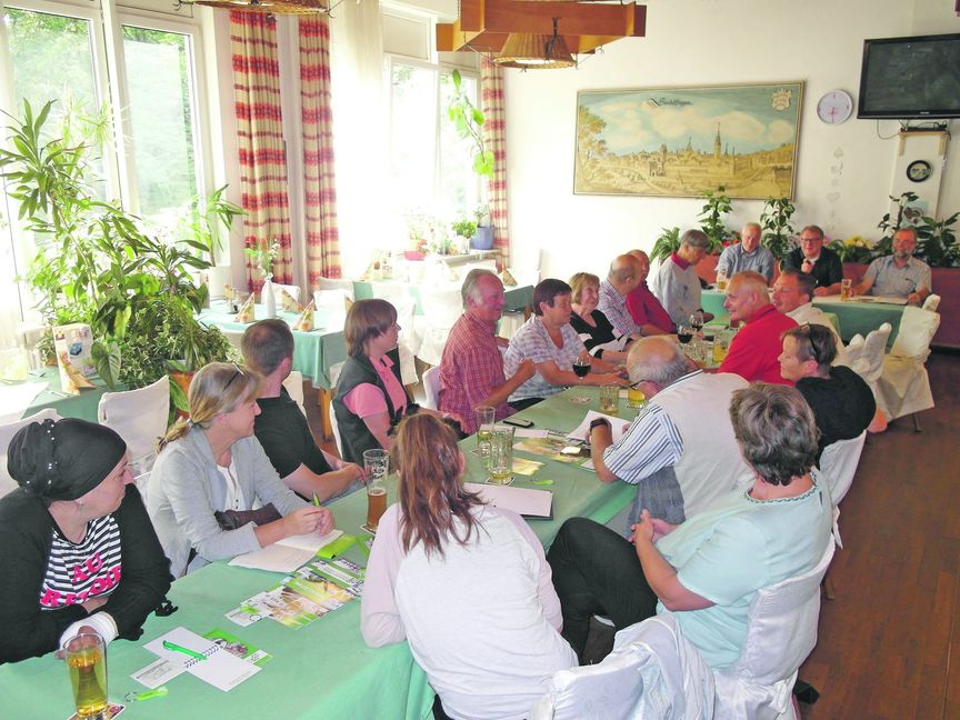 Am SZ/BZ-Stammtisch im Naturfreundehaus diskutierten Anwohner der Viehweide mit Hartmut Knoch (hinten links) und Günther Biermann (rechts) von der Sindelfinger Stadtverwaltung über das Ergebnis der Mediation. Bild: Staber