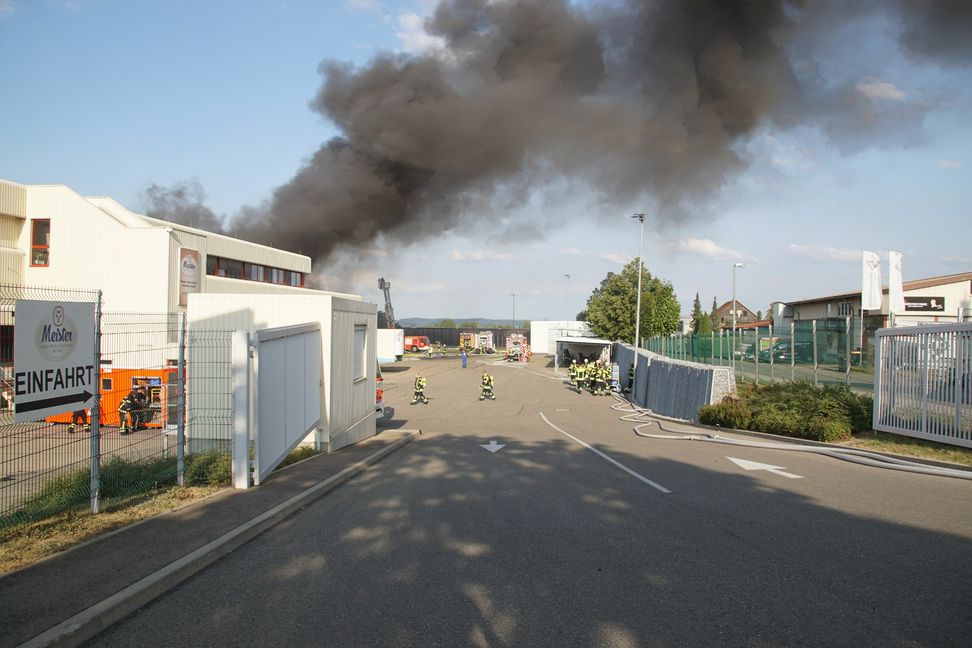 Die Rauchsäule war nach dem Brand in Nebringen bis nach Sindelfingen zu sehen. Bild: SDMG/Dettenmeyer