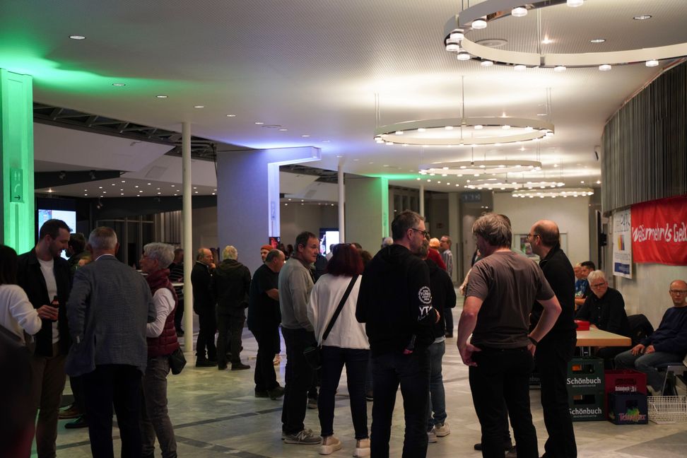 Das Foyer der Sindelfinger Stadthalle wird bei der Weihnachstseseion für Gespräche genutzt. Bild: Dettenmeyer