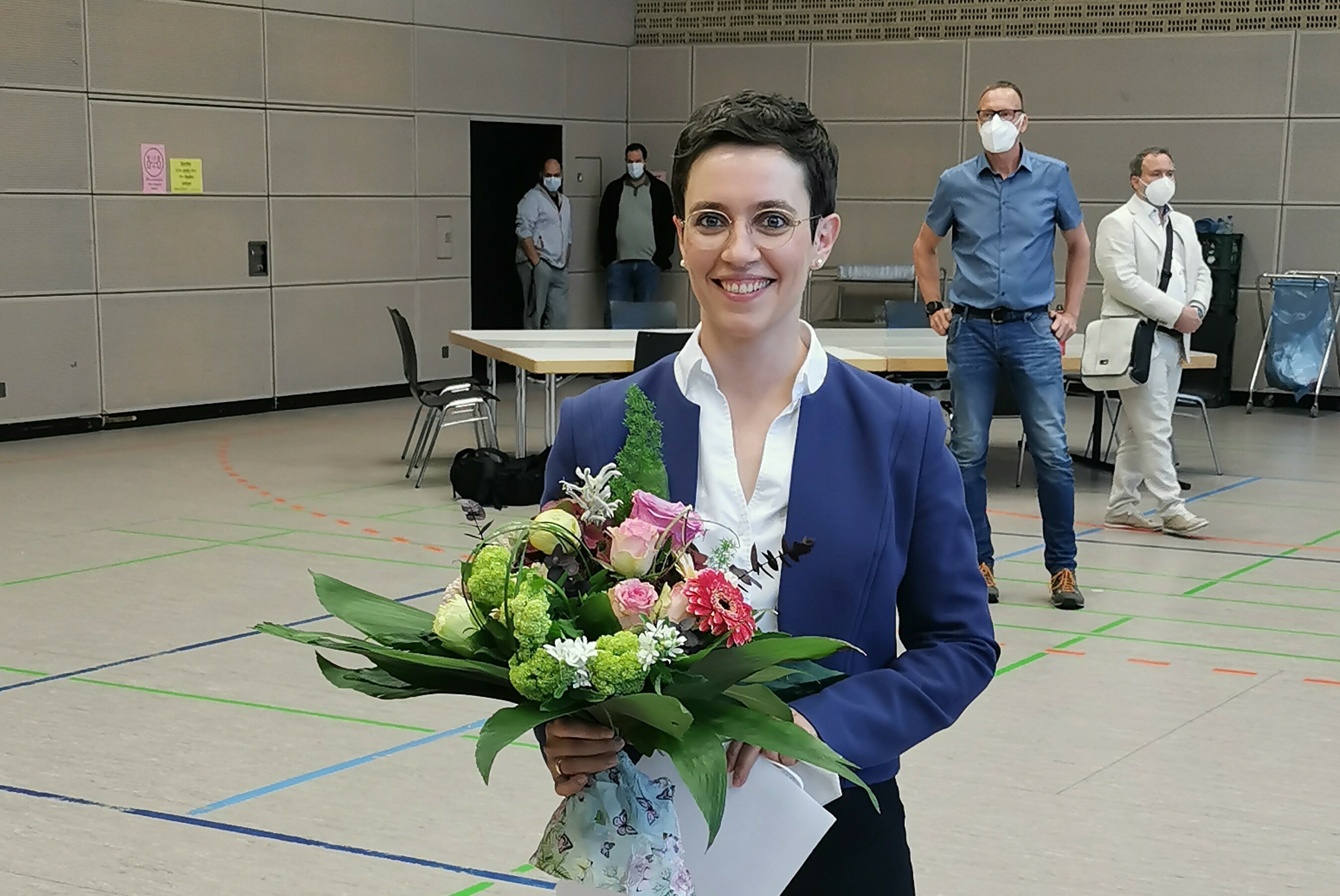 Anna Walther ist die strahlende Siegerin bei der Schönaicher Bürgermeisterwahl. Bereits im ersten Wahlgang setzte sich die 36-Jährige mit 59,88 Prozent der abgegebenen Stimmen gegen ihre vier Mitbewerber durch. Bild: Hamann