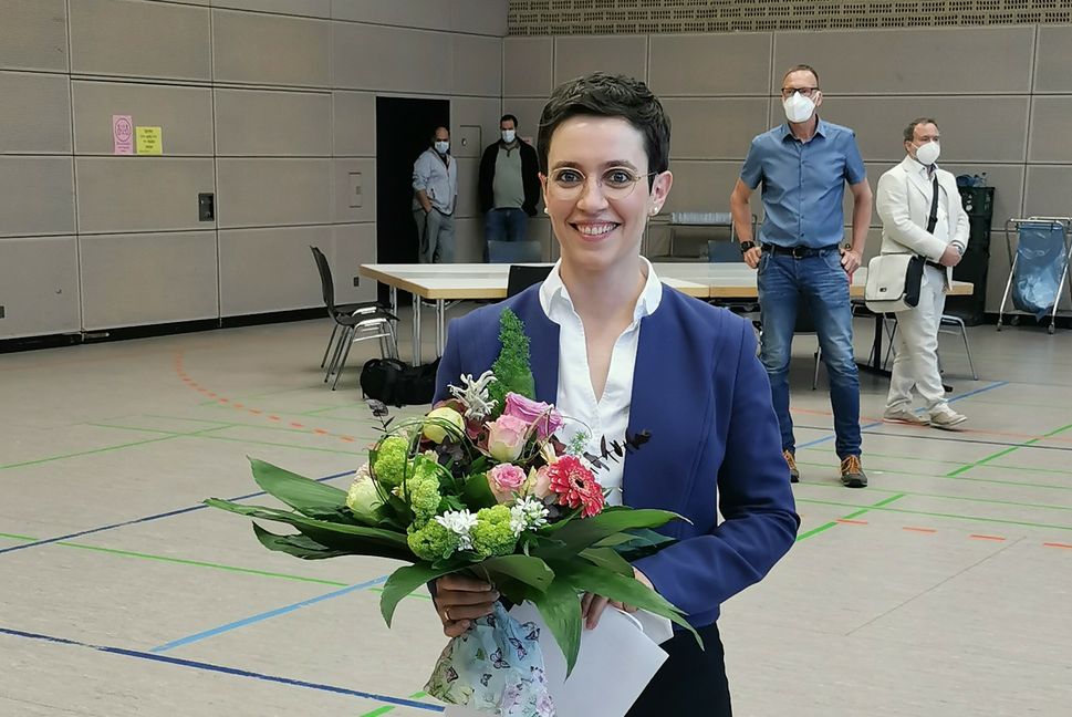 Anna Walther ist die strahlende Siegerin bei der Schönaicher Bürgermeisterwahl. Bereits im ersten Wahlgang setzte sich die 36-Jährige mit 59,88 Prozent der abgegebenen Stimmen gegen ihre vier Mitbewerber durch. Bild: Hamann