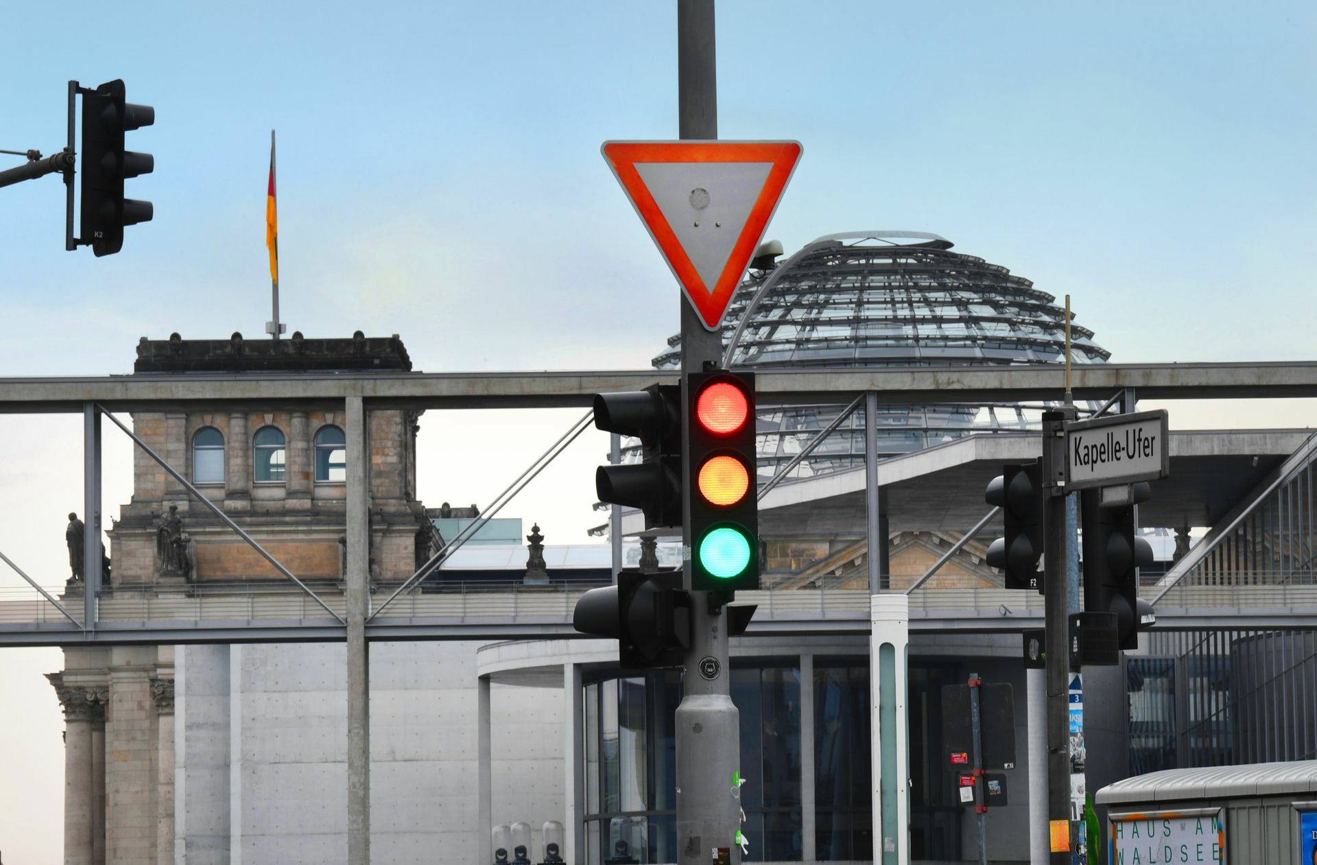 Wer wird mit wem regieren? Die Vorsondierungen sind vermutlich  schon im vollen Gange – wann die Sondierungsgespräche starten, ist noch nicht bekannt.
 Foto: dpa/Julian Stratenschulte
