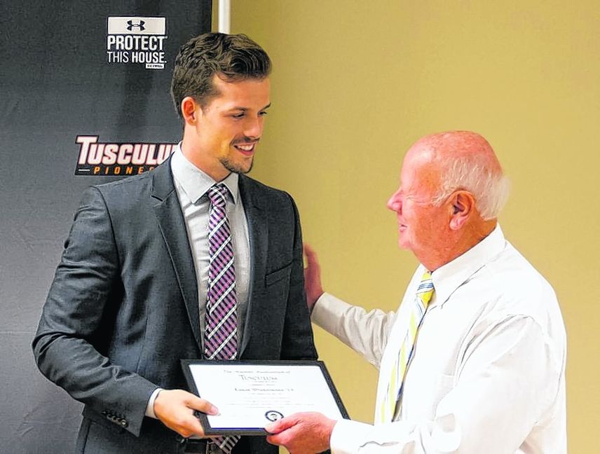 Lukas Winkelmann mit Ex-Trainer Tommy Arnett bei der Zeremonie in der Tusculum University.