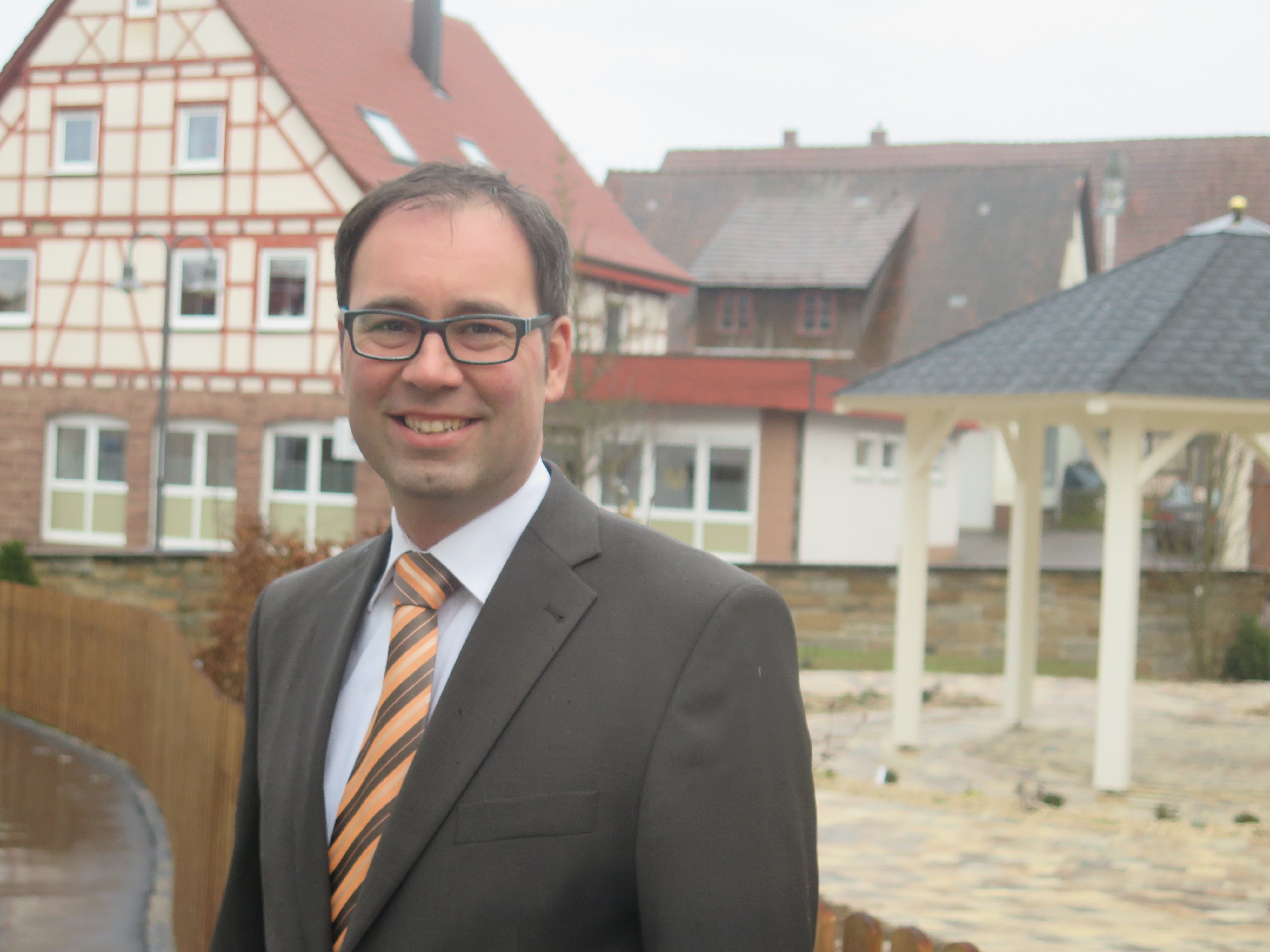 Kritiker der Corona-Politik zogen Anfang Januar vor das Haus von Deckenpfronns Bürgermeister Daniel Gött. Bild: z