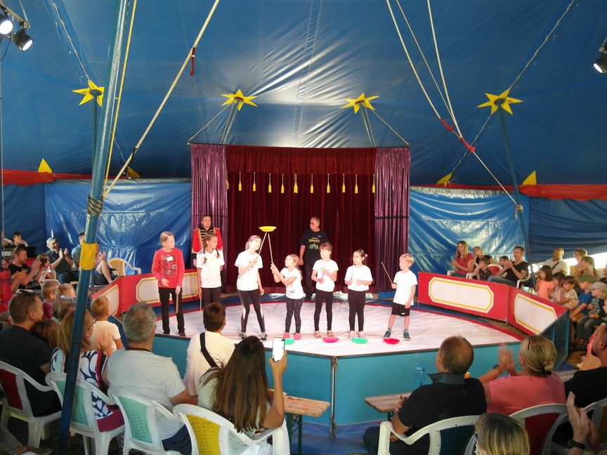 Zum Abschluss des Böblinger Zirkus-Camps präsentierten die Kinder beim IBM-Klub vor über 100 Zuschauern in einem richtigen Zirkuszelt die einstudierten Nummern – von Jonglage bis Fakir-Künste. Bild: Staber
