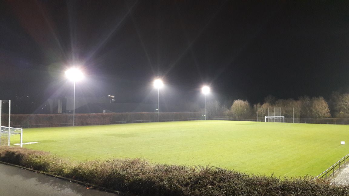 Das neue Flutlicht auf dem Nebenplatz im Böblinger Stadion. Bild: z
