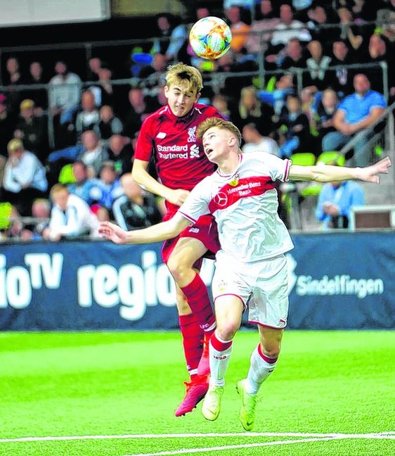 In der Vorrunde setzte sich Liverpool 1:0 gegen den VfB durch. Hier gewinnt Jake Cain das Kopfballduell gegen Christian Mistl.  Bild: automotorart