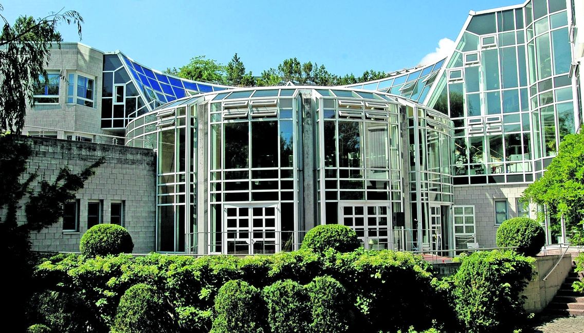 Das Odeon, der gläserne Konzertsaal der Schule für Musik, Theater und Tanz an der Wolboldstraße, ist ein Paradebeispiel für den Ausbau der Kultur-Infrastruktur in der Amtszeit von Oberbürgermeister Dr. Dieter Burger in Sindelfingen.  Bild: Stampe/A