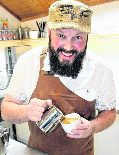 Der Altdorfer Friedhelm Huber ist Barista aus Leidenschaft. In seiner Heimatgemeinde hat er sich selbstständig gemacht,  Bild: Frank Müller