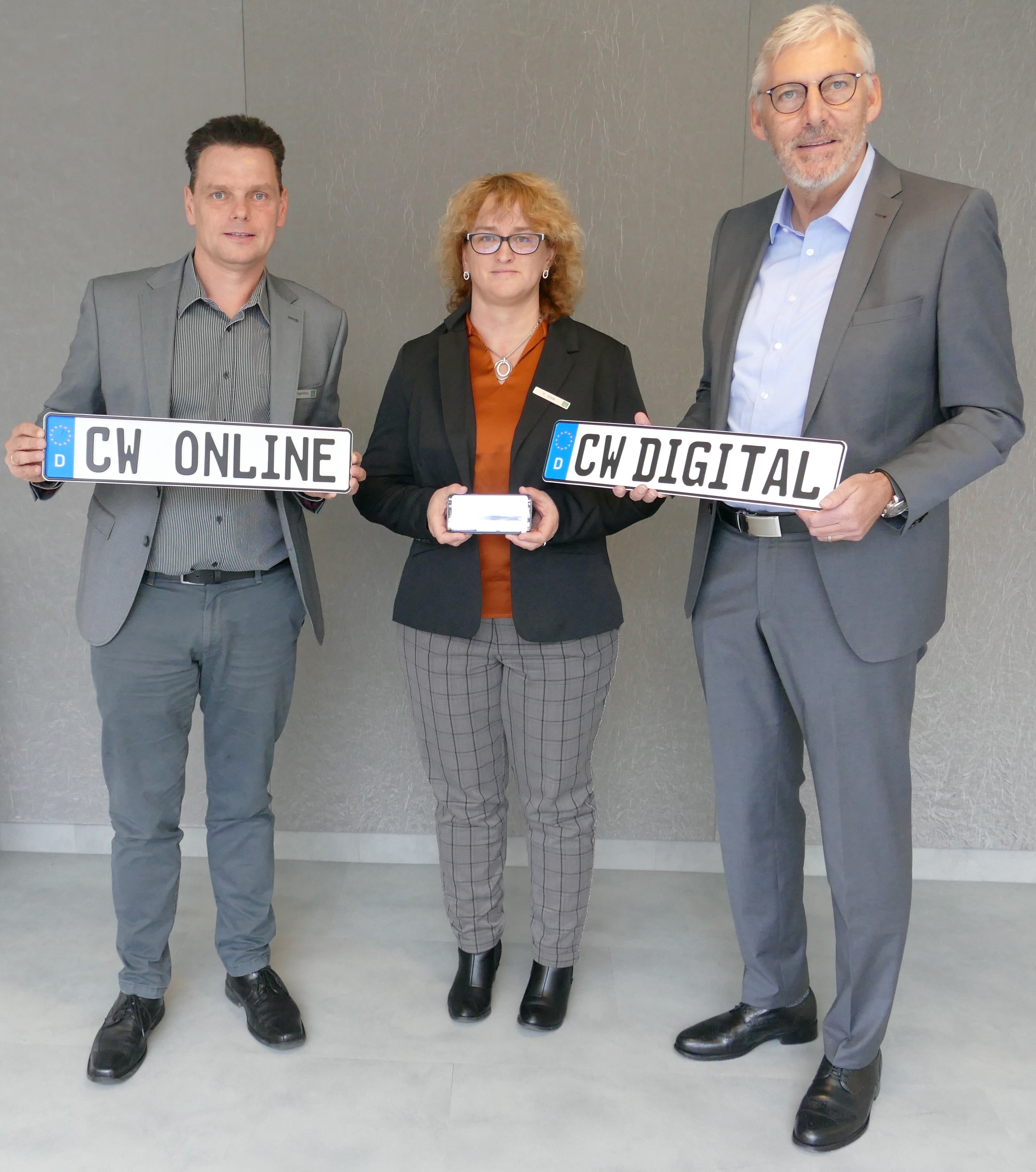 Lukas Klingenberg (Leiter der Abteilung Ordnung und Verkehr im Landratsamt Calw), seine Mitarbeiterin Katja Klink (Sachgebietsleiterin Kfz-Zulassungs- und Führerscheinstelle, Kundencenter) und Landrat Helmut Riegger freuen sich, dass im Landkreis Calw nun alle Standarddienste der Fahrzeugzulassung für Privatpersonen online angeboten werden.
