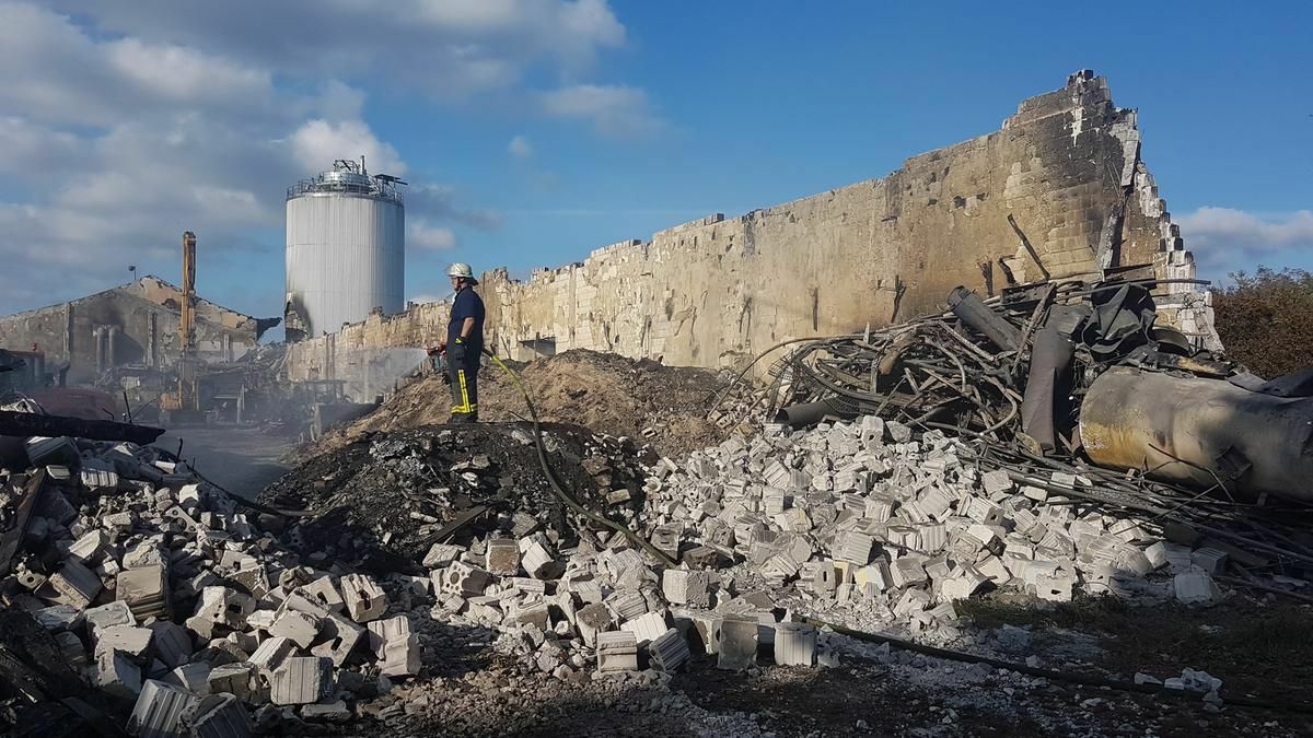 Die Rottehalle der Vergärungsanlage nach dem Brand mit dem beschädigten Faulturm im Hintergrund