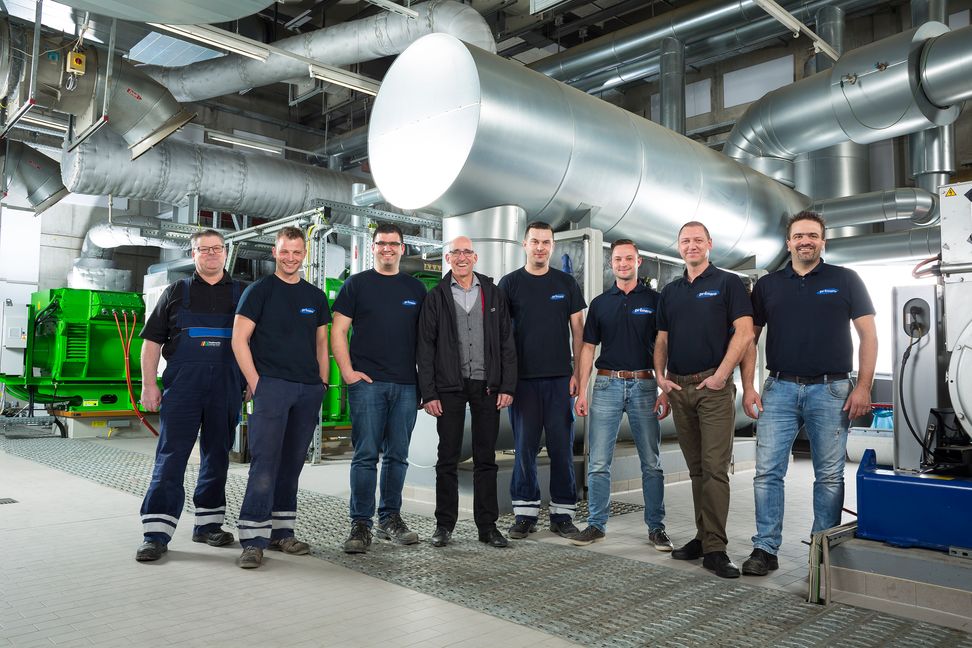 Die Abteilung Fernwärme/Kraftwerke:  Bruno Hegenberg, Kai Tillack, Lukas Pöss, Abteilungsleiter Dittmar Hüge, Hamdija Kukic, Andreas Wolpert, Vadim Lysenko, Gerd Binder (von links)