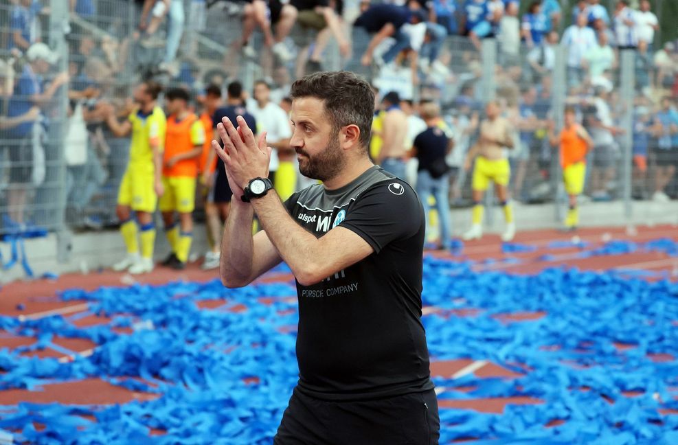 Mustafa Ünal bedankt sich bei den mitgereisten Fans in Trier – mit dem Coach soll es in der kommenden Saison einen neuen Anlauf in Richtung Aufstieg geben.  Foto: imago/Rudel