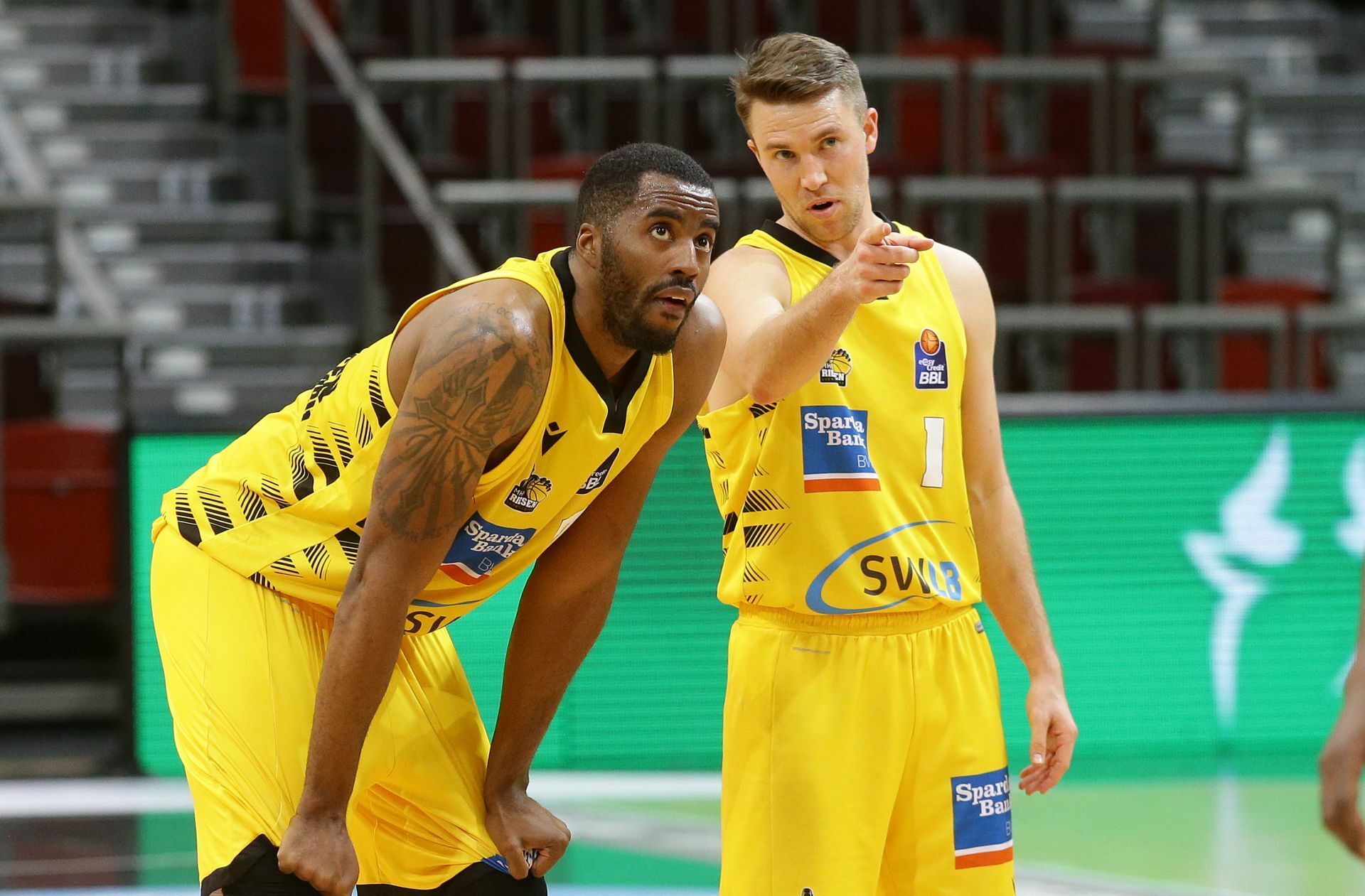 Jordan Hulls (re.) ist zwar auch erst seit vergangenem Sommer bei den MHP Riesen Ludwigsburg, doch er gibt seine Erfahrungen schon an Jamel McLean weiter. Foto: Baumann