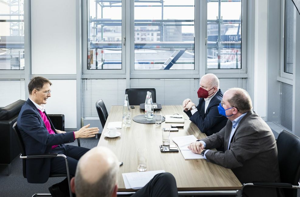 Pflegern will er einen Corona-Bonus zahlen.