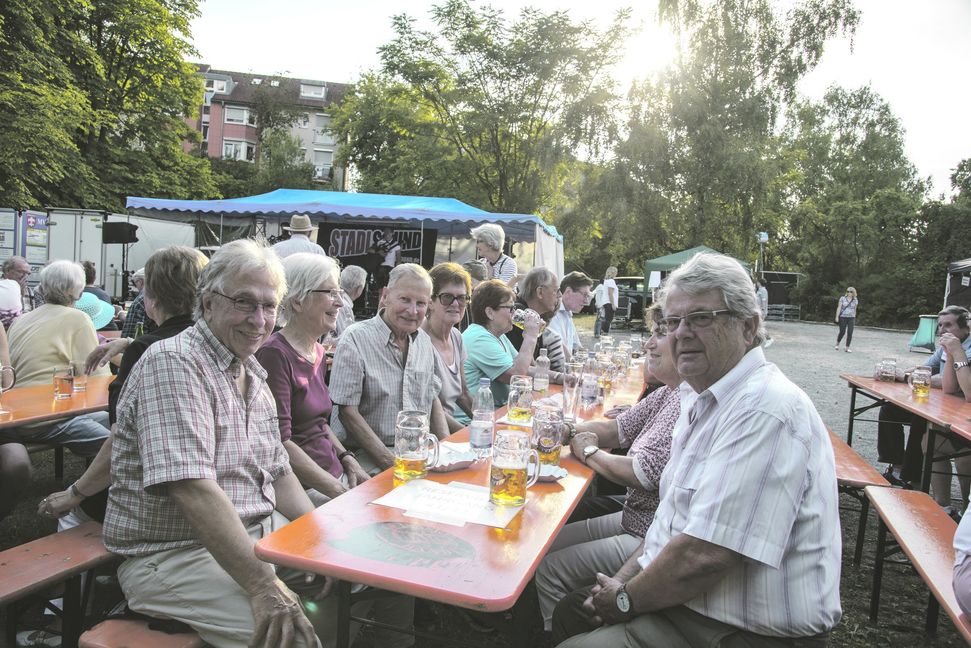 Kurze Wege, gute Stimmung: Der Jahrgang 41/42 kommt immer gerne zum Hock am See des Darmsheimer Musikvereins. Bild: Nüßle