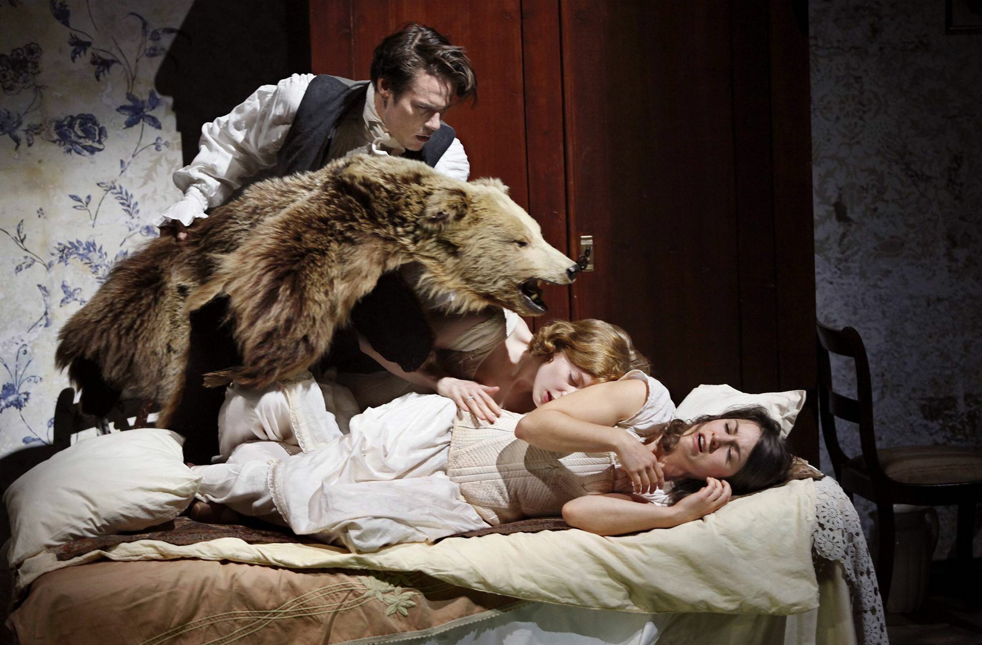„Eugen Onegin“ an der Berliner Schaubühne (2011):  Tilman Strauss, Luise Wolfram und Eva Meckbach