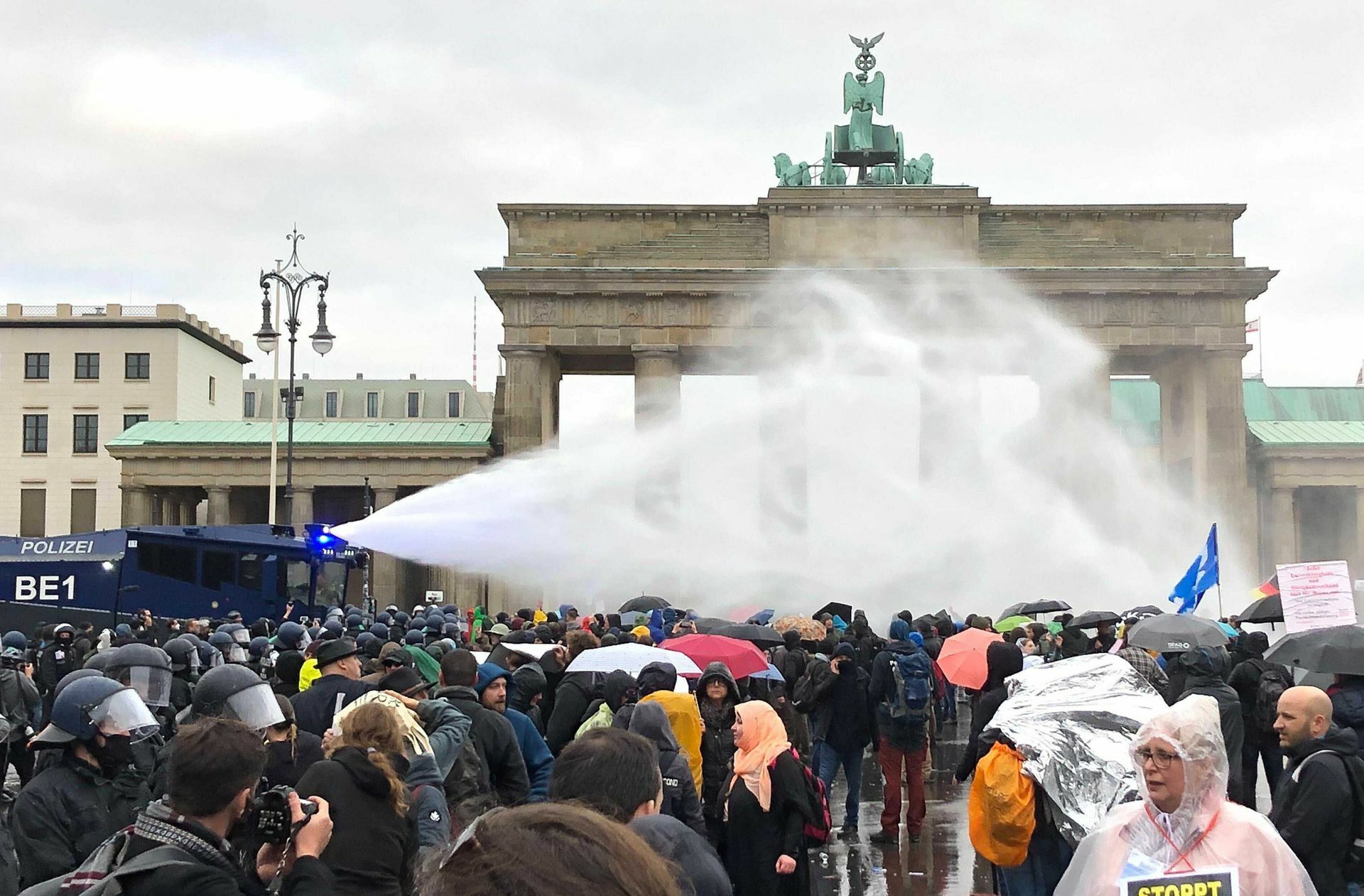 Am Brandenburger Tor protestieren die Demonstranten gegen das Gesetz, das im Bundestag von Parlament, Kanzlerin Angela Merkel und Gesundheitsminister Jens Spahn am  Mittwoch verabschiedet wird.