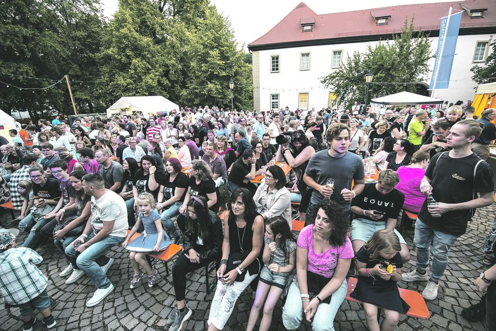 Bei schönstem Sommerwetter war auf dem Dätzinger Lichterfest rund ums Schloss besonders viel los.  Bild: Richter