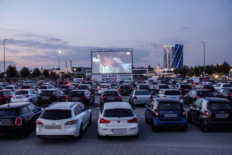 Gut besuchte Autokino-Premiere auf dem Flugfeld. Bilder: Dettenmeyer