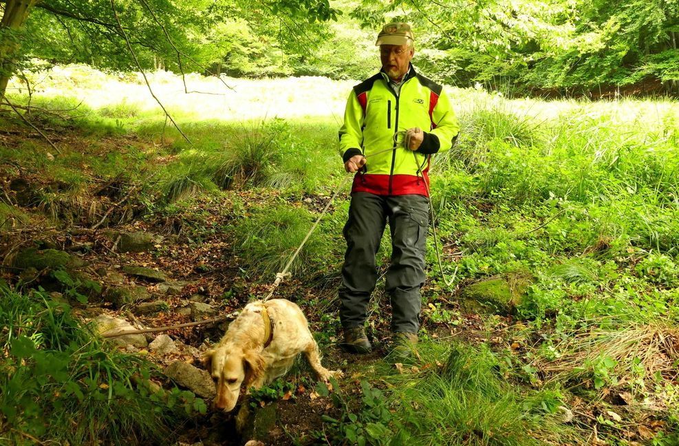 Martin Hauser mit seiner Jagdhündin Carla