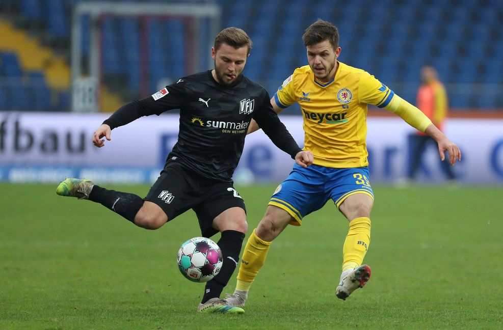 Zwillingsbruder Patrick Kammerbauer (re.) im Trikot von Eintracht Braunschweig, aktuell spielt der Mittelfeldmann für den SC Freiburg II in der dritten Liga.
 Foto: imago/Darius Simka