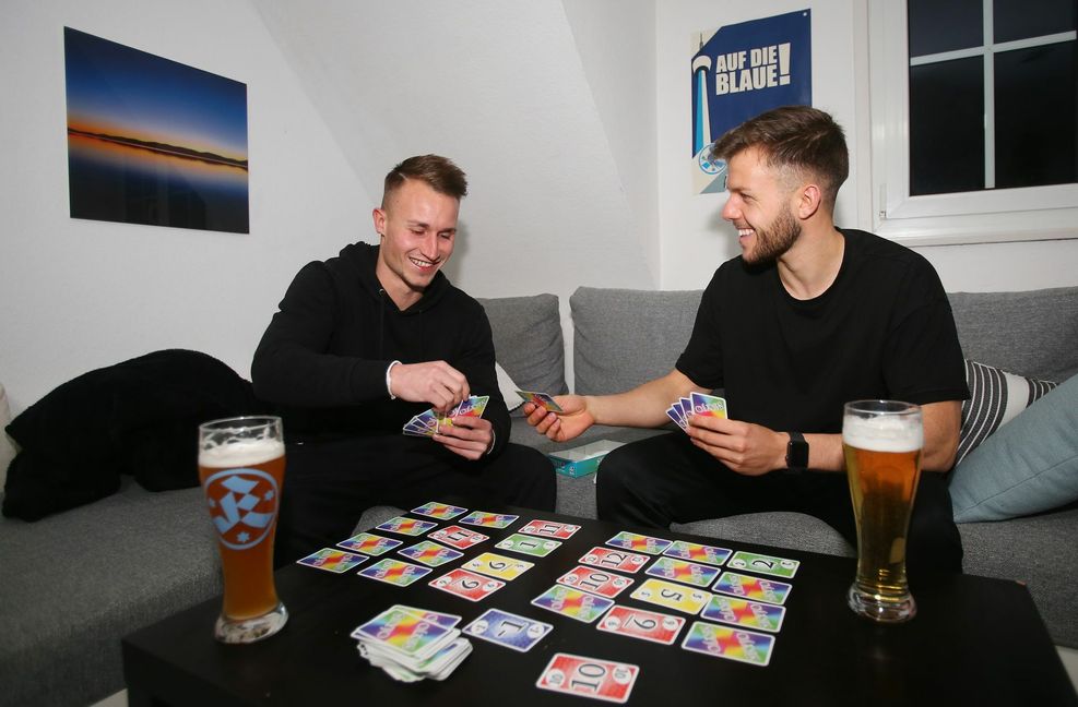 Die beiden Kickers-Verteidiger verstehen sich auch beim Karten spielen gut.
 Foto:  Baumann