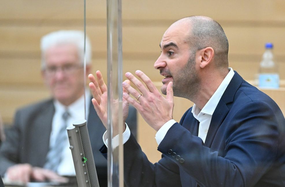 Finanzminister Danyal Bayaz legt im Landtag dar, dass er „auf Sicht“
