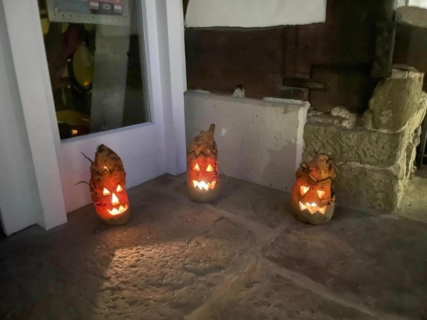 Im Hof des Renninger Heimatmuseums stehen ausgehöhlte „Angersche“ (Futterrüben) – furchterregende „Riabagoischter“. Bevor der Halloween-Kürbis hierzulande Einzug hielt, schnitzten die Kinder Rübengeister in der dunklen Jahreszeit.    Bild: Stadt Renningen