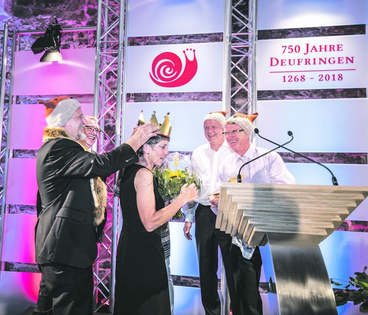 Dachtels Ortsvorsteher Ulrich Eisenhardt (ganz links) setzt seiner Kollegin aus Deufringen, Christel Walz, die Krone auf. Darüber freuen sich Bürgermeister Ekkehard Fauth und auch die zwei Dachteler Ortschaftsräte rechts. Bild: Richter