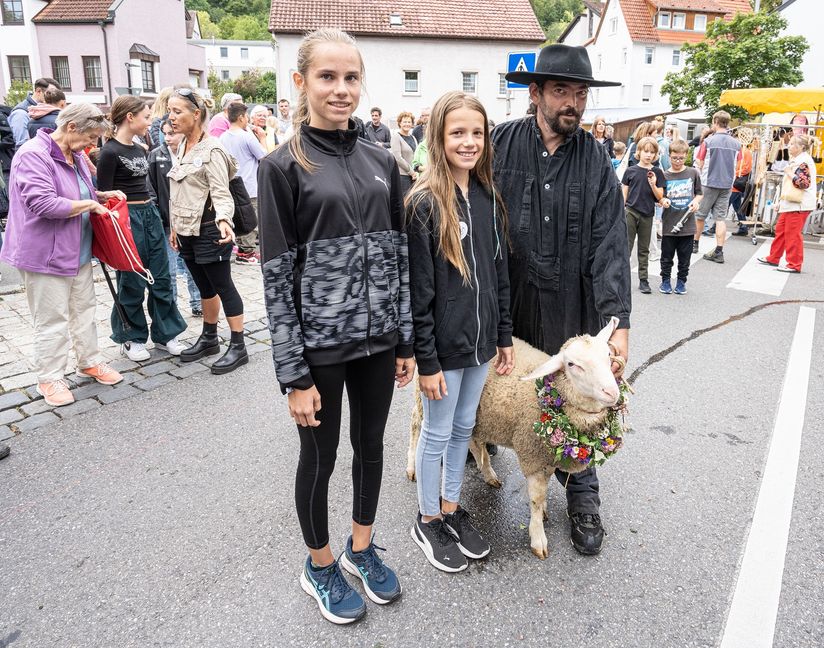 Die Schwestern Sarah und Maja Kircher haben beim Hammellauf gewonnen - natürlich einen Hammel. Bild: Richter